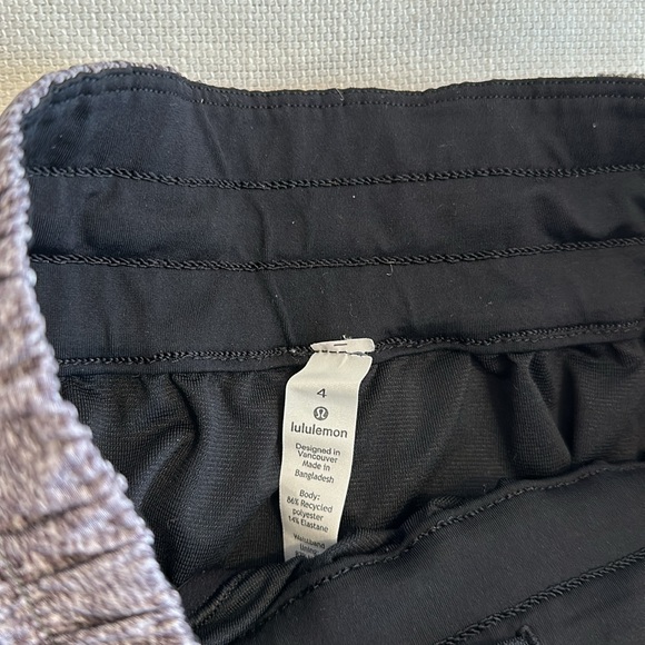 Lululemon Tracker low rise 4” shorts in Heather - Picture 2 of 2